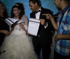 عروسان بأسيوط يوقعان استمارة "علشان تبنيها"