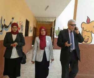 مدير تعليم القليوبية يتفقد المدرسة التي تمثل مصر في تصفيات مسابقة "تحدي القراءة"