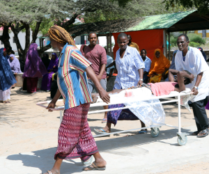وصول فرق طبية دولية وإغاثات لمساعدة ضحايا التفجيرات الإرهابية بمقديشيو الصومالية