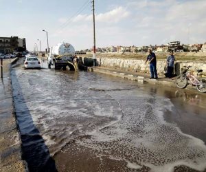بعد أن غمرتها الأمطار.. عمليات لسحب المياه من شوارع العريش (صور)