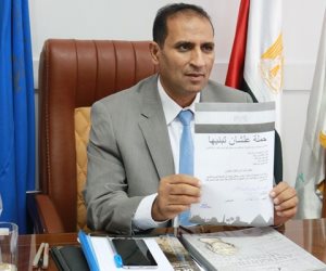  رئيس جامعة أسوان يوقع على استمارة "علشان تبنيها"