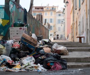 إضراب عمال النظافة بفرنسا يحول مارسيليا لكومة من القمامة (صور)