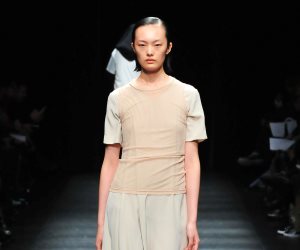 أزياء غريبة في أول عروض أسبوع الموضة بطوكيو أزياء غريبة في أول عروض أسبوع الموضة بطوكيو