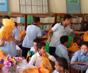 طلاب مدارس النيل الدولية ببورسعيد يهدون زملائهم ملابس رياضة وأدوات مدرسية