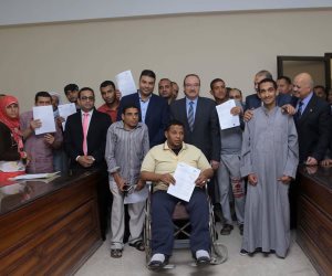 محافظ بني سويف يسلم عقود تعيين 21 شاب وفتاة من ذوي الإعاقة بـ"مجموعة حديد المصريين" 