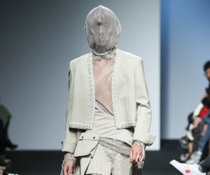 عارضو مجموعة أزياء Blindness يظهرون ملثمين على الكات ووك في أسبوع الموضة بسيول