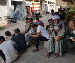  أهالي ضحايا حادث "‏أسيوط - البحر الأحمر" يتجمعون أمام المستشفيات انتظارًا لاستلام جثامين ذويهم (صور) 
