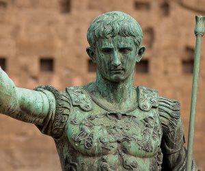 إيطاليا تستعيد فسيفساء من سفينة للإمبراطور الروماني كاليجولا