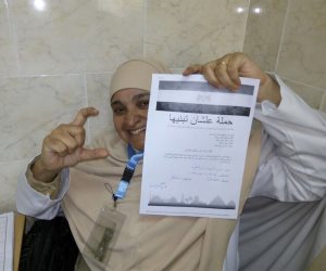 أطباء أسنان بالمقطم يوقعون على استمارة حملة "علشان تبنيها" (صور)