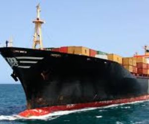 سفينة شحن بريطانية تتعرض لأضرار طفيفة قبالة سواحل اليمن