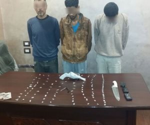 الأمن يضبط 3 عاطلين وبحوزتهم 117 تذكرة هيروين وسلاح ناري بمطروح