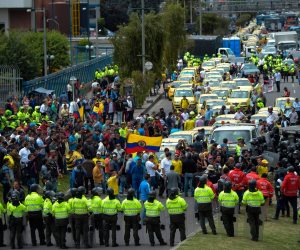 مظاهرات لسائقى الأجرة ضد "أوبر" فى كولومبيا.. سحل وكر وفر (صور)