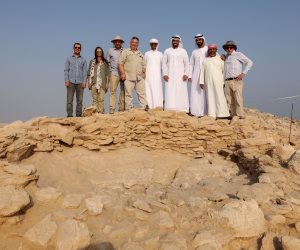 خليفة المبارك يتابع أعمال الحفر والتنقيب في جزيرة مروح (صور)