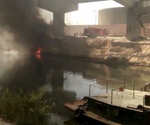 السيطرة على حريق بـ "صندل" لنقل البضائع بترعة النوبارية بالإسكندرية (صور)