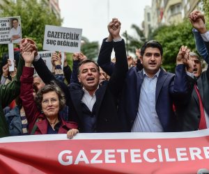  آلاف الصحفيين ينددون باعتقال 150 صحفى لمعارضتهم الرئيس التركي  (صور)