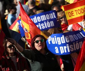ردا على انفصال كتالونيا..متظاهرون إسبان يرتدون علم الدولة "صور"