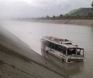 مقتل 14 شخصا جراء انزلاق حافلة ركاب في نهر بنيبال