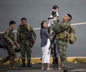 عقب تطهيرها من داعش.. استقبال حافل لجيش الفلبين في مطار مانيلا (صور)