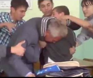 طلاب آخر زمن.. تلميذ يضرب معلمه بعد أن استدعى ولي أمره