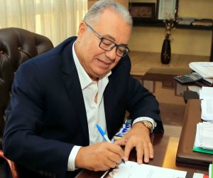 رئيس مجلس إدارة "بيراميدز" يوقع على استمارة "علشان تبنيها"