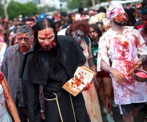 احتفالات "يوم الموتى" تثير الرعب فى شوارع البرازيل "صور" 