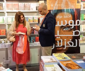 أحمد مراد يوقع رواية "موسم صيد الغزلان" في معرض الشارقة الدولي للكتاب (صور)