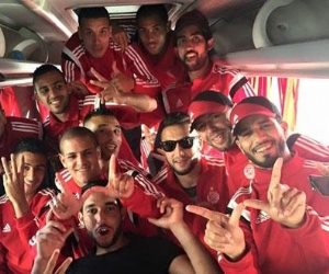 لاعبو الوداد يلتقطون الصور مع الجماهير خارج الفندق (صور)