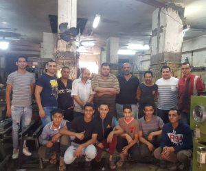 "مجموعة ميكانيكا السيارات".. مهندسان ووالدهما يتحديان فرنسا بـ" صنع في مصر" 