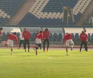 المنتخب يبدأ المران بعد أداء صلاة المغرب بـ 13 لاعبا بينهم ثلاثي حراس المرمى (صور)