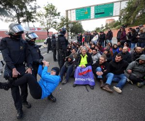 كتالونيا تئن تحت وطأة نيران الاحتجاجات: خسائر بالملايين.. ومطالب باستفتاء