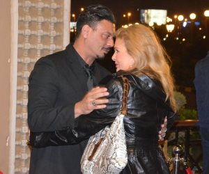 يسرا ووحيد حامد ومنة شلبي أول الحضور في عزاء والدة عباس أبو الحسن (صور)