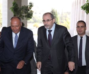 وزير الخارجية يجري مباحثات مع نظيره الأردني في مستهل جولته العربية