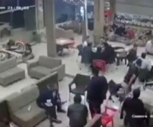 مشهد مضحك لرواد مقهى فى العراق لحظة حدوث الزلزال ( فيديو) 