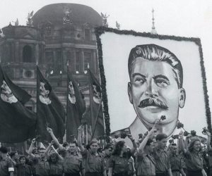 مائة عام على الثورة البلشيفية.. حكاية ستالين وجيش القرود