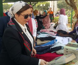 طالبات كلية بنات جامعة عين شمس ينظمن معرضا خيريا لبيع الملابس والكتب