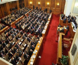 حكومة بلغاريا تنجو من تصويت برلماني لحجب الثقة