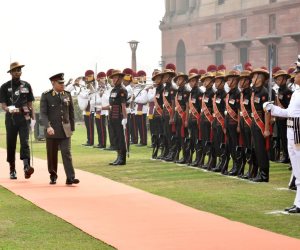 وزير الدفاع يعود إلى أرض الوطن بعد زيارة رسمية للهند (صور) 
