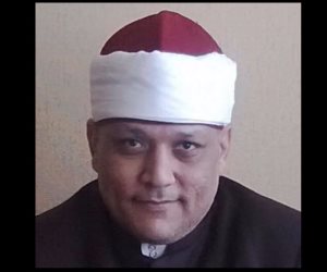 رئيس قطاع منطقة الأزهر بالجيزة يكرم عدد من المعلمين لالتزامهم في العمل