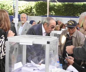 انتخابات هليوبوليس .. عبد الحكيم عبد الناصر  وزكريا عزمى يشاركان فى عملية التصويت