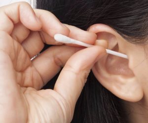 دراسة تحذر من ضرر تنظيف الأذن ببراعم القطن.. تصيب قناة الأذن وتقلل كفاءة السمع