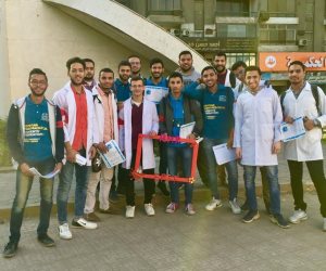 اتحاد طلاب صيدلة الأزهر يقدمون للمارة توعية ضد أخطار المضادات الحيوية