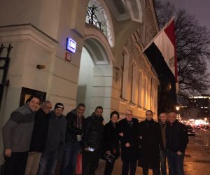 وفد اتحاد الكرة يلتقط صورة تحت علم مصر في روسيا 