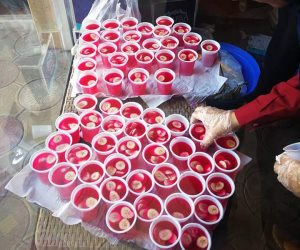 "صوت كفر الدوار" يشارك الأهالي باحتفالات المولد النبوى بتوزيع الحلوى (صور)