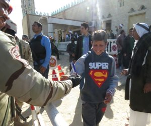 قوات الجيش توزع "الشيكولاته" على الأطفال المصلين بمسجد الروضة