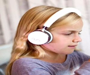 تعرفى على الآثار السلبية لاستخدام طفلك لسماعات الأذن