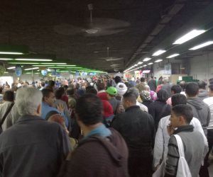زحام المواطنين بعد تعطل مترو الأنفاق (صور)