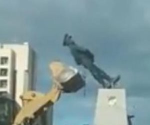 "أصحاب العقول في راحة".. فيديو يوضح الاستهتار الذي أدى لكسر تمثال عبد المنعم رياض ببورسعيد