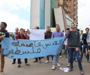 طلاب جامعة المنصورة يتظاهرون ضد قرار ترامب بنقل السفارة الأمريكية للقدس