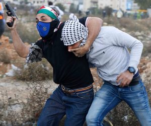 مَن قبض على الفلسطينيين في المظاهرات؟.. سر العلم على وجوه المحتلين (صور)