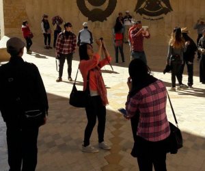السياح الصينيون يلتقطون الصور أمام رمز الصداقة المصرية السوفيتية بأسوان (صور)